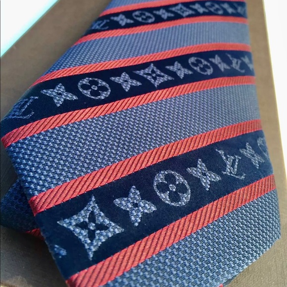 🎁LV HOLIDAY 25’🎁🆕💯✨🔥RARE LOUIS VUITTON NAVY RED LARGE MONOGRAM STRIPE TIE🔥 - Picture 15 of 15